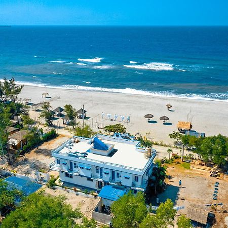 Club Monet Beachfront Resort By Cocotel Cabangan 외부 사진